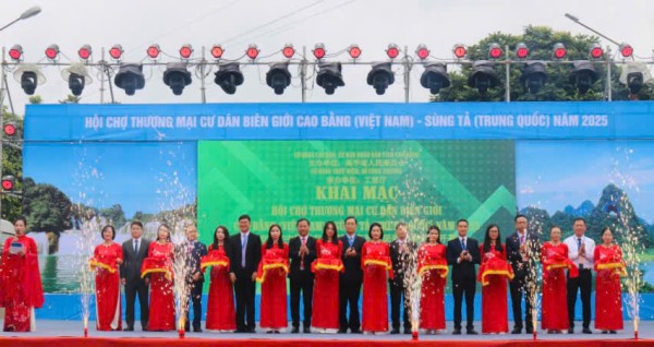 Khai mạc Hội chợ thương mại cư dân biên giới Cao Bằng (Việt Nam) - Sùng Tả (Trung Quốc)