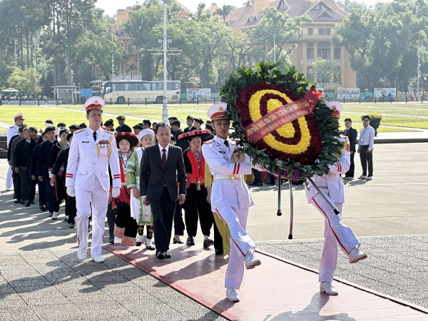 Đoàn đại biểu dân tộc thiểu số tiêu biểu tỉnh vào Lăng viếng Chủ tịch Hồ Chí Minh