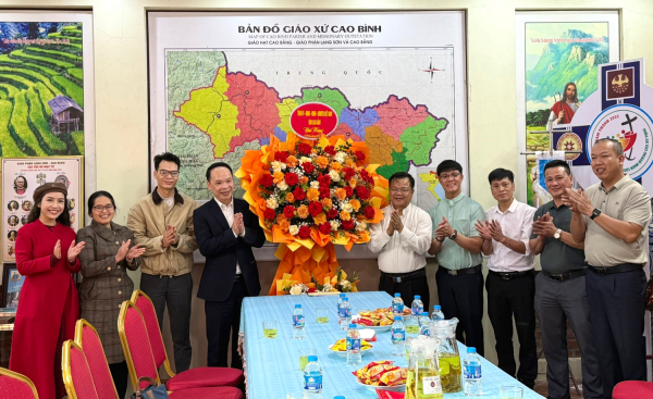 Đoàn công tác của tỉnh Cao Bằng thăm, chúc mừng Giáng sinh tại Giáo xứ Cao Bình, Giáo họ Nà Cáp