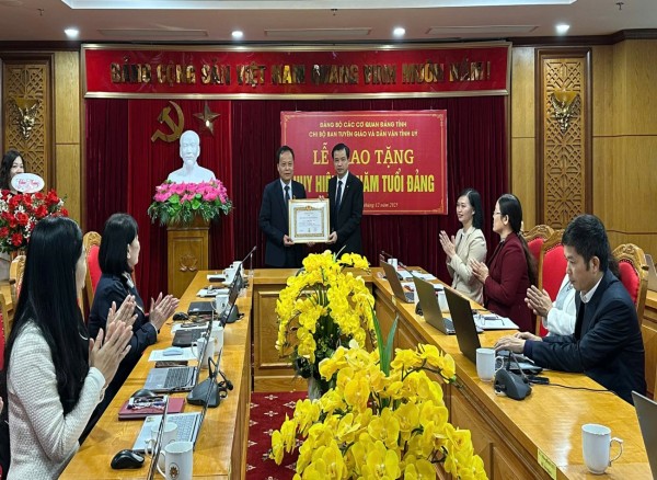 Chi bộ Ban Tuyên giáo và Dân vận Tỉnh uỷ tổ chức  Lễ trao tặng Huy hiệu 30 năm tuổi Đảng