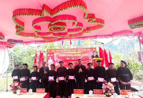 Đoàn công tác của tỉnh thăm, tặng quà và chúc Tết Nguyên đán Bính Ngọ 2026 tại xã Đình Phong