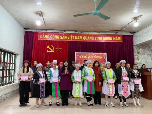 Đoàn công tác của tỉnh thăm, chúc Tết, tặng quà Nhân dân  xóm Kéo Nặm, xã Hà Quảng