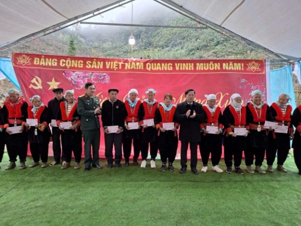 Đoàn công tác của tỉnh thăm, chúc Tết và tặng quà đồng bào xóm Lũng Pèng, xã Huy Giáp