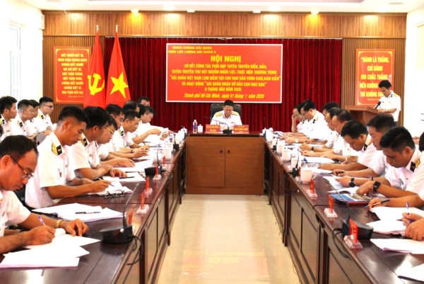 Hải quân Việt Nam luôn là điểm tựa cho ngư dân vươn khơi, bám biển