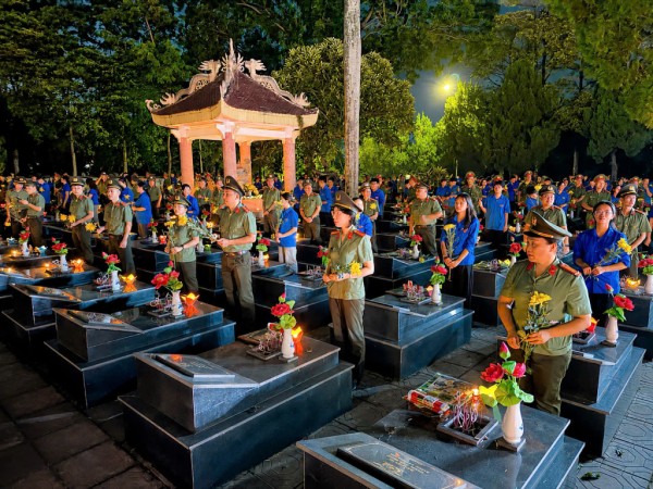 Lễ thắp nến tri ân các anh hùng liệt sĩ và Chương trình nghệ thuật "Tuổi trẻ viết tiếp Bản hùng ca"