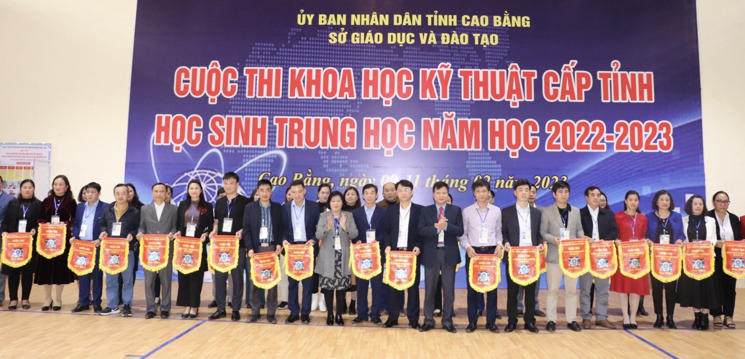 Ban Tổ chức trao Cờ lưu niệm cho các đơn vị có dự án tham gia cuộc thi