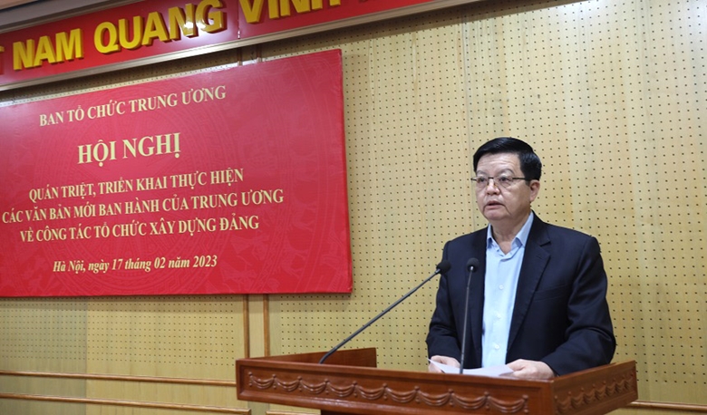 Đồng chí Mai Văn Chính, Uỷ viên Trung ương Đảng, Phó Trưởng ban Tổ chức Trung ương quán triệt các văn bản mới ban hành của Trung ương về công tác tổ chức xây dựng Đảng