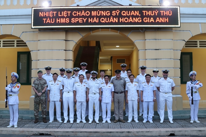 Hải quân Việt Nam tiếp đón sĩ quan và thủy thủ tàu bạn