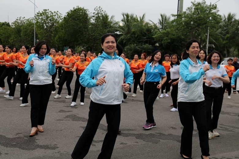 Chủ tịch Trung ương Hội Liên hiệp phụ nữ Việt Nam Hà Thị Nga cùng cán bộ Hội tham gia đồng diễn dân vũ