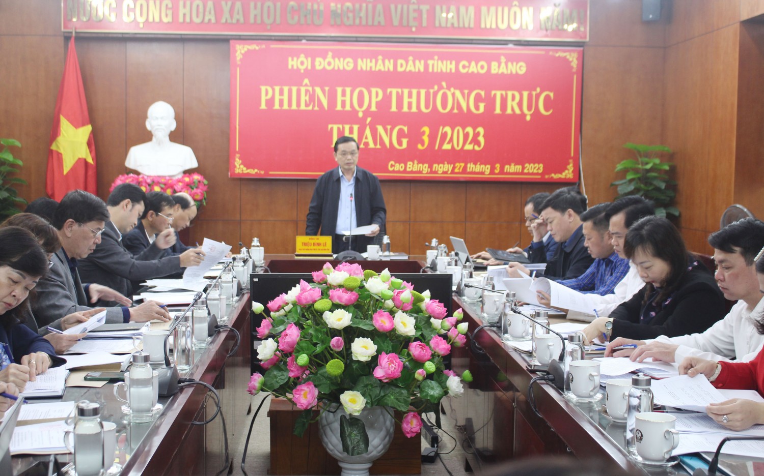 Phó Bí thư Thường trực Tỉnh ủy,Chủ tịch HĐND tỉnh Triệu Đình Lê phát biểu tại phiên họp