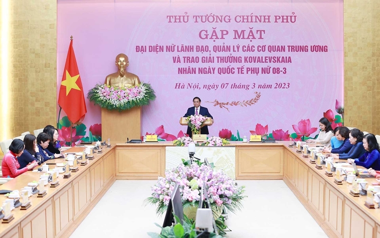 Thủ tướng Chính phủ Phạm Minh Chính gặp mặt đại diện nữ lãnh đạo, quản lý các cơ quan Trung ương và trao Giải thưởng Kovalevskaia nhân Ngày Quốc tế Phụ nữ (8/3) .