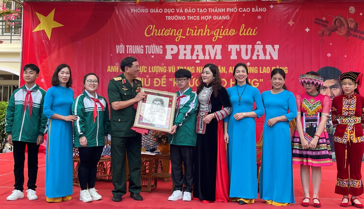 Trường THCS Hợp Giang (Thành phố) tặng bức chân dung Trung tướng do học sinh nhà trường vẽ tặng