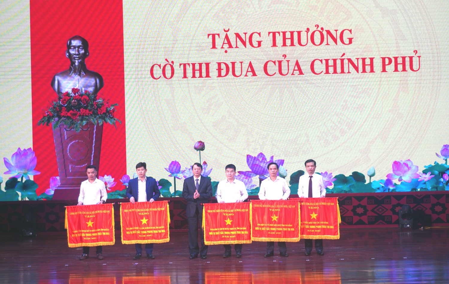 Thừa ủy quyền của Thủ tướng Chính phủ, Đồng chí Hoàng Xuân Ánh, Phó Bí thư Tỉnh uỷ, Chủ tịch UBND tỉnh tặng Cờ thi đua của Chính phủ cho các tập thể