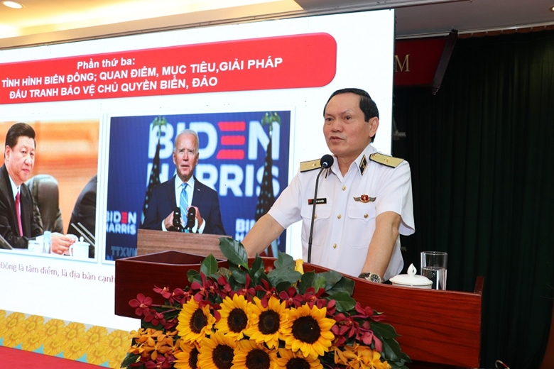 Chuẩn Đô đốc Phạm Văn Luyện, Phó Chủ nhiệm Chính trị Quân chủng Hải quân trao đổi với các đại biểu