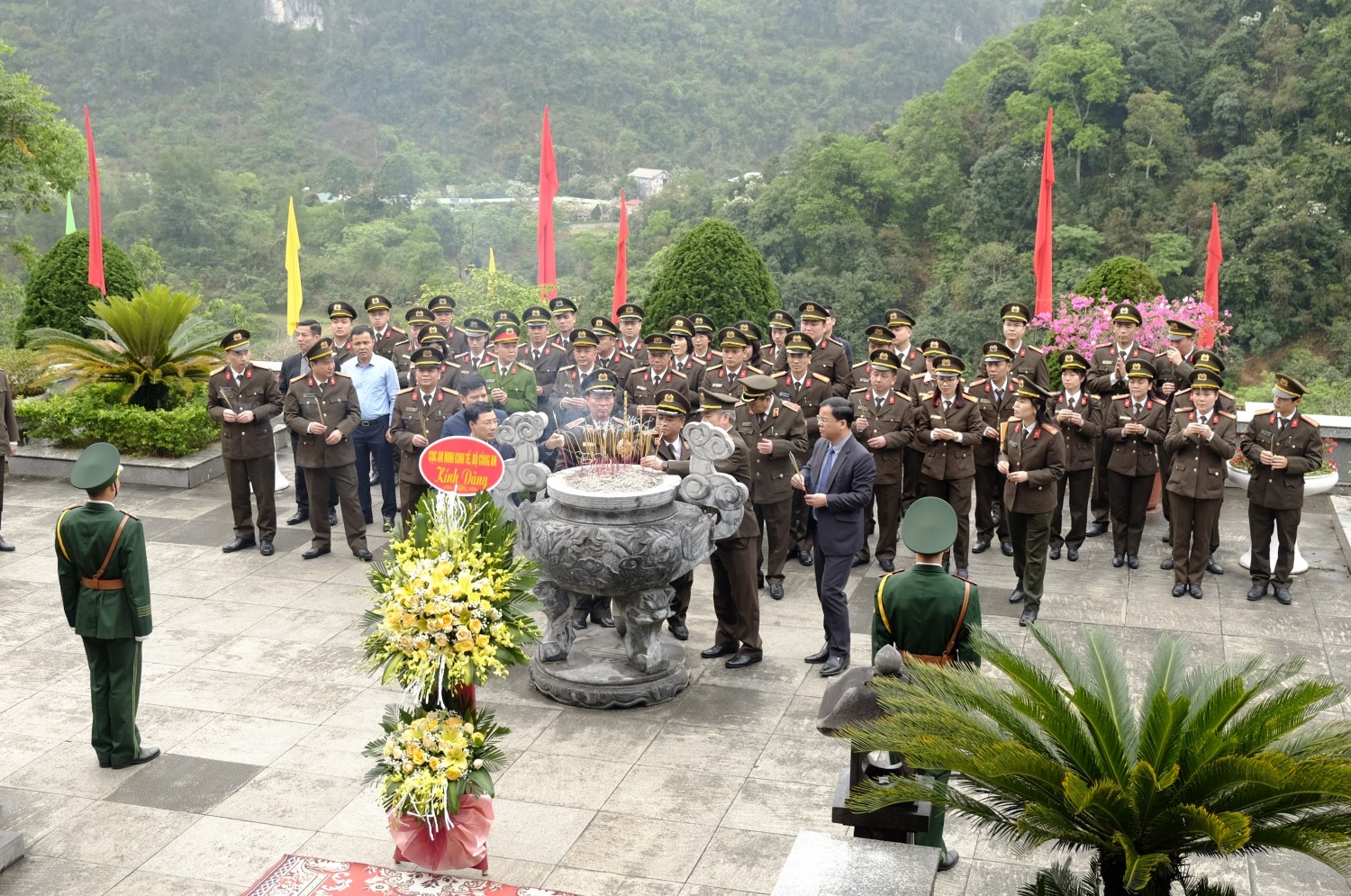 Đoàn công tác Cục An ninh kinh tế dâng hương Đền thờ Chủ tịch Hồ Chí Minh tại Khu di tích Quốc gia đặc biệt Pác Bó (Hà Quảng)