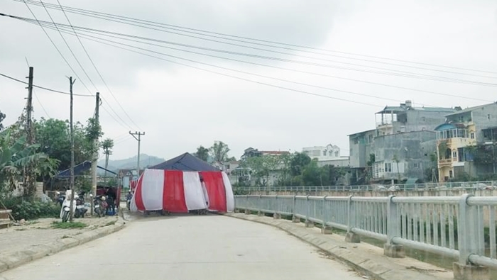 Một hộ dân tại phường Hợp Giang đã cho dựng rạp cưới choán hết cả đường đi lại của người dân.