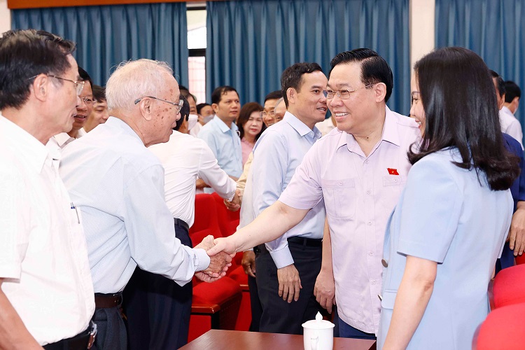 Chủ tịch Quốc hội Vương Đình Huệ tiếp xúc cử tri quận Lê Chân (thành phố Hải Phòng) trước kỳ họp của Quốc hội khóa XV