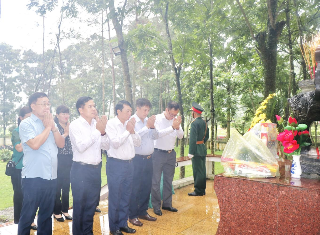 Chủ tịch UBND tỉnh Hoàng Xuân Ánh và đoàn công tác dâng hương tại Nghĩa trang liệt sĩ Quảng Uyên (Quảng Hòa)