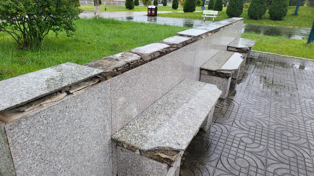 Phần lớn các hàng ghế ốp đá xuất hiện dấu hiệu bong tróc và nứt vỡ nham nhở. Ảnh chụp ngày 18/7/2023.