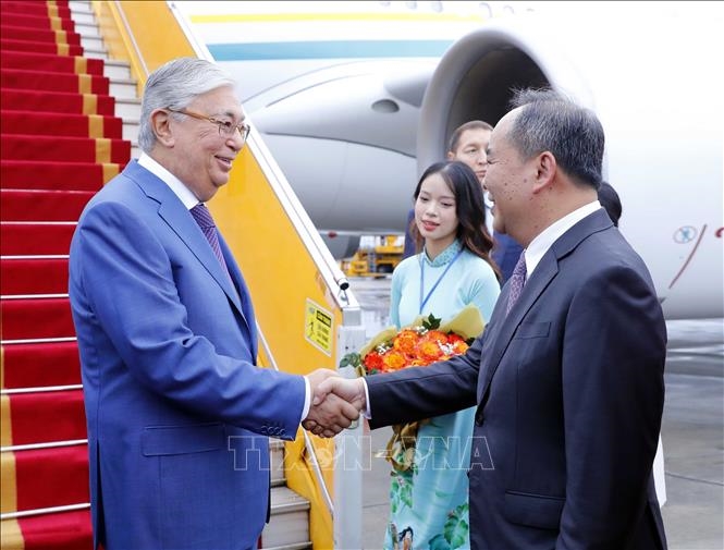 Chủ nhiệm Văn phòng Chủ tịch nước Lê Khánh Hải đón Tổng thống Cộng hòa Kazakhstan Kassym Jomart Tokayev tại Sân bay quốc tế Nội Bài