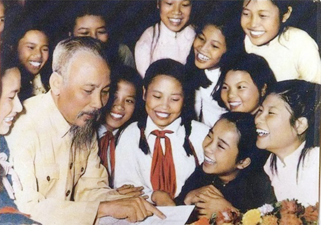 Bác Hồ với học sinh Trường Trưng Vương (Hà Nội) năm 1956