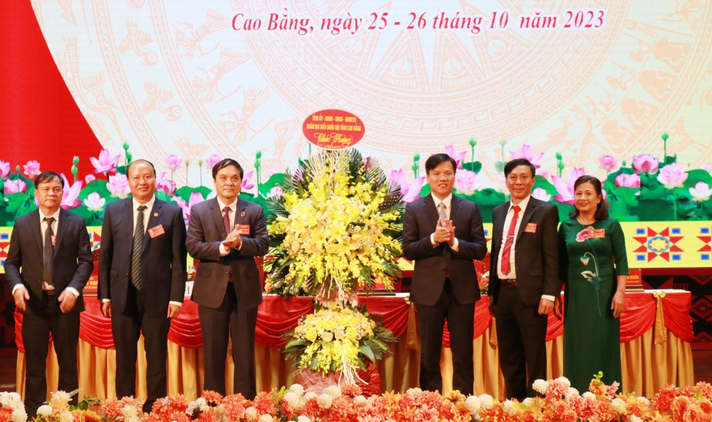 Phó Chủ tịch UBND tỉnh Trịnh Trường Huy tặng hoa chúc mừng Đại hội