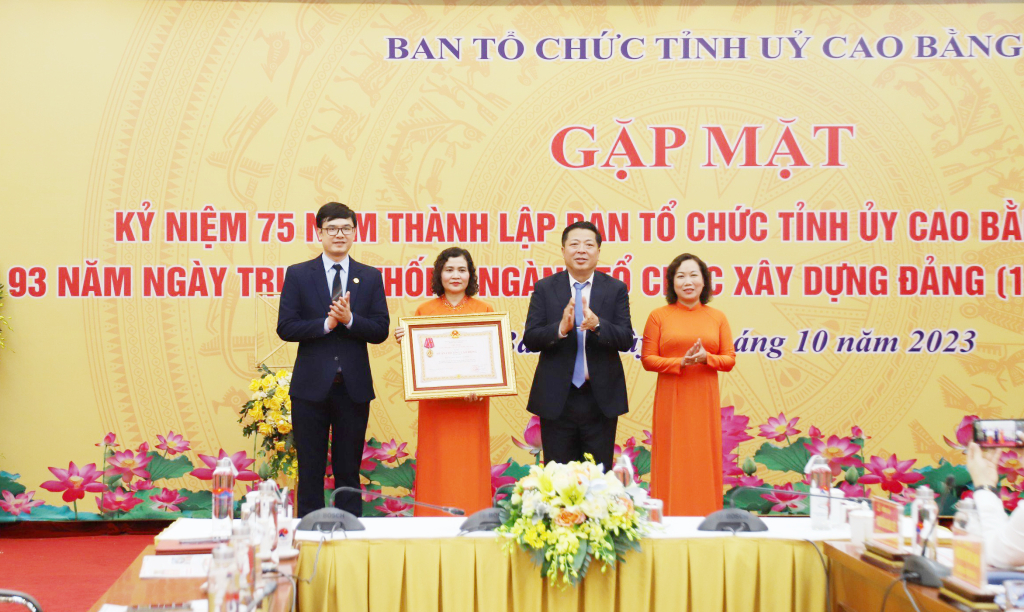 Thừa ủy quyền của Chủ tịch nước, Bí thư Tỉnh ủy Trần Hồng Minh trao Huân chương Lao động hạng Nhì cho tập thể Ban Tổ chức Tỉnh ủy