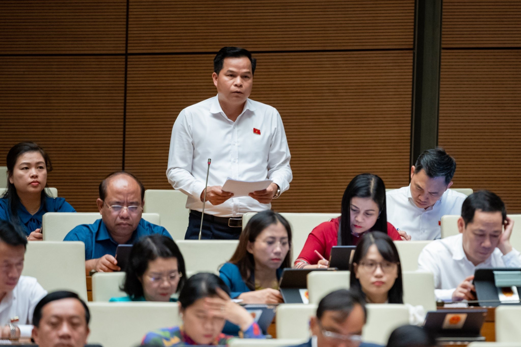 Đại biểu Quốc hội tỉnh Bế Minh Đức phát biểu thảo luận ở hội trường về dự kiến kế hoạch phát triển kinh tế   xã hội năm 2024