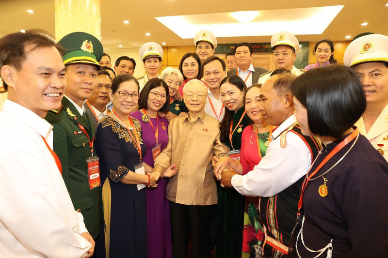 Tổng Bí thư Nguyễn Phú Trọng với đại biểu điển hình tiêu biểu toàn quốc