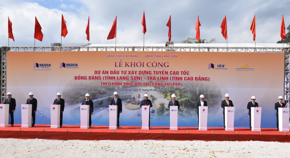 Các đại biểu thực hiện nghi thức khởi công Dự án đầu tư tuyến cao tốc Đồng Đăng (Lạng Sơn) - Trà Lĩnh (Cao Bằng).