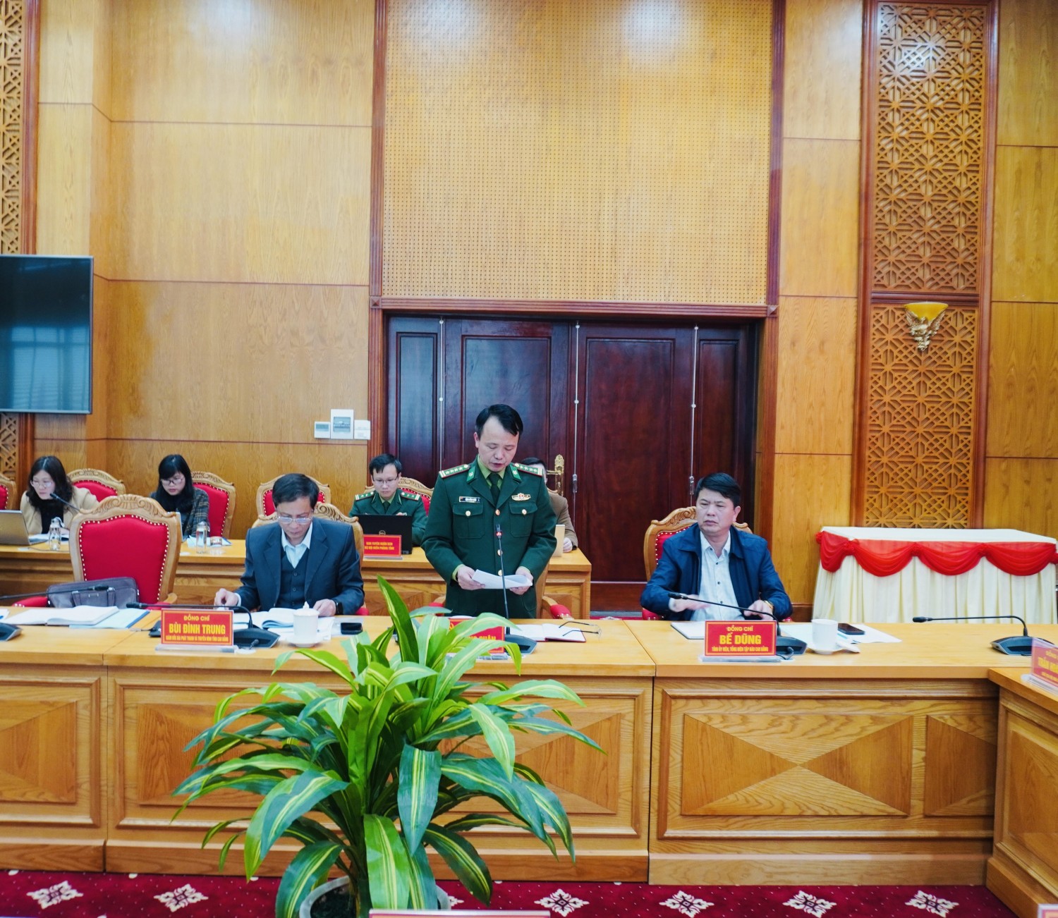 Đ c Chính uỷ Bộ đội Biên phòng Cao Bằng cung cấp thông tin cho báo chí
