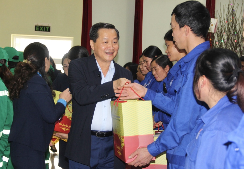 Phó Thủ tướng Chính phủ Lê Minh Khái trao quà Tết cho công nhân, người lao động có hoàn cảnh khó khăn tỉnh Cao Bằng