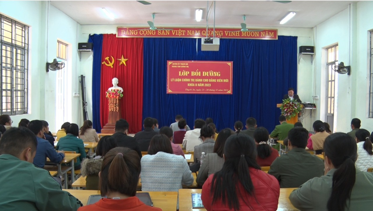 Toàn cảnh lớp Bồi dưỡng lý luận chính trị dành cho đảng viên mới khóa II năm 2023 của Trung tâm chính trị huyện Thạch An
