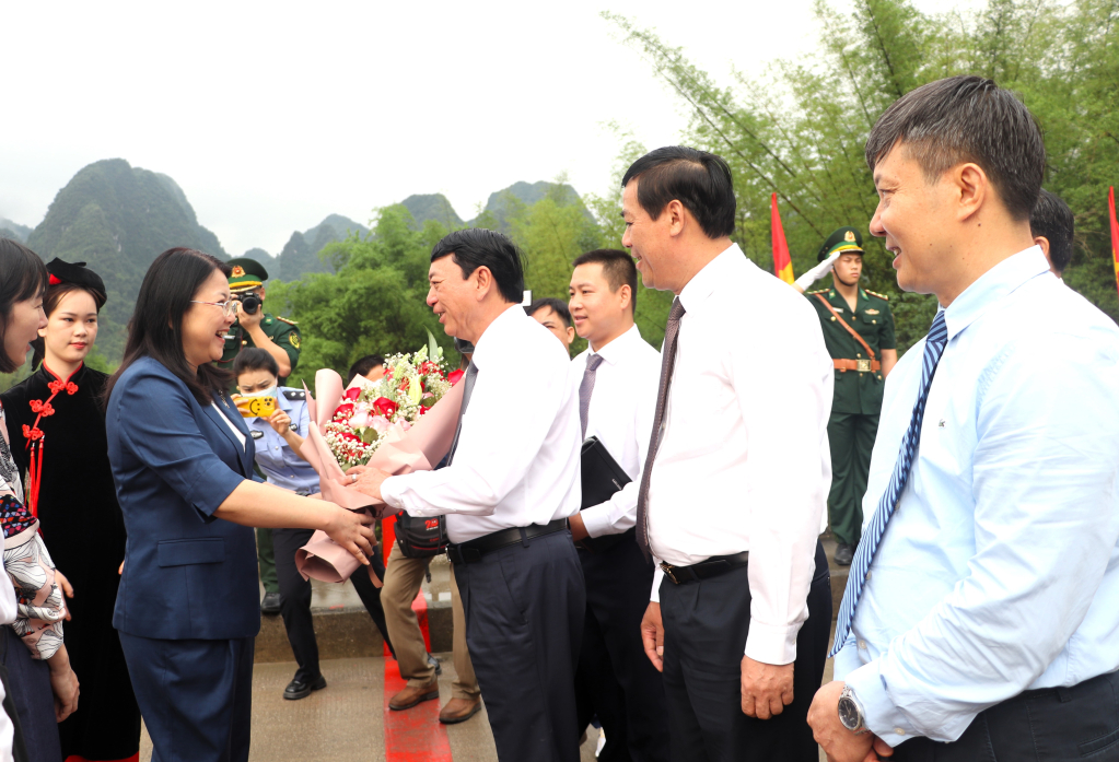Phó Thành trưởng Thường vụ Trần Hồng đón đoàn đại biểu tỉnh Cao Bằng