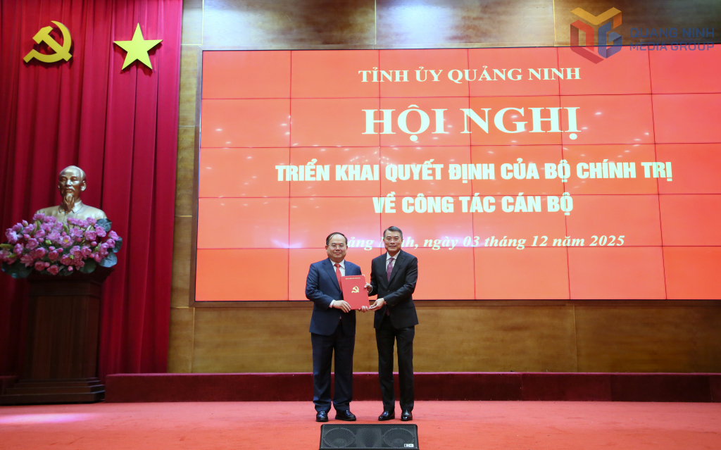 Đồng chí Lê Minh Hưng, Ủy viên Bộ Chính trị, Bí thư Trung ương Đảng, Trưởng Ban Tổ chức Trung ương, trao Quyết định cho đồng chí Quản Minh Cường, Bí thư Tỉnh ủy Quảng Ninh.