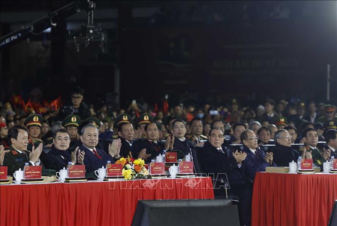 vna potal tong bi thu du chuong trinh ky niem 85 nam ngay bac ho ve nuoc truc tiep lanh dao cach mang viet nam “hai tay xay dung mot son ha” stand