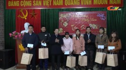 Trưởng Ban Dân vận Tỉnh ủy Lương Tuấn Hùng chúc tết, tặng quà nhân dân xóm Nặm Dạng (Thạch An)