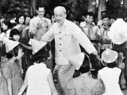 Chủ tịch Hồ Chí Minh vui múa hát cùng các cháu thiếu nhi tại Phủ Chủ tịch nhân ngày Quốc tế Thiếu nhi 1.6.1960. (Ảnh: nguồn TTXVN)
