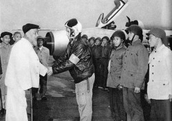 Bác Hồ thăm và chúc Tết cán bộ, chiến sĩ Đoàn Không quân Sao Đỏ (2/1967). Ảnh TL