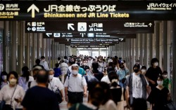 Hành khách đeo khẩu trang trong sảnh ga Nagoya, Nhật Bản, ngày 21/7/2022.