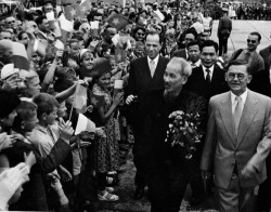 Nhân dân thủ đô Vácxava nhiệt liệt hoan nghênh Hồ Chủ tịch sang thăm nước Cộng hòa nhân dân Ba Lan năm 1957  (ảnh tư liệu)