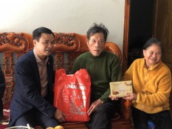 Trưởng Ban Tuyên giáo Tỉnh ủy Bế Thanh Tịnh tặng quà cho thương binh Nông Văn Bào, khu 2, thị trấn Pác Mjầu (Bảo Lâm)