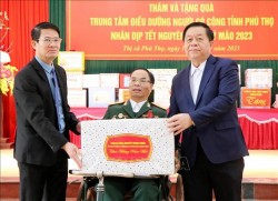 Trưởng Ban Tuyên giáo Trung ương Nguyễn Trọng Nghĩa tặng quà cho đại diện các thương, bệnh binh tại Trung tâm điều dưỡng người có công tỉnh Phú Thọ