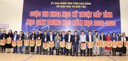 Ban Tổ chức trao Cờ lưu niệm cho các đơn vị có dự án tham gia cuộc thi