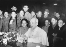 Chủ tịch Hồ Chí Minh thăm Đại hội Thanh niên xung phong chống Mỹ cứu nước (năm 1967)