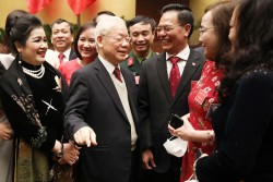 Tổng Bí thư Nguyễn Phú Trọng với các đại biểu dự Hội nghị Văn hóa toàn quốc triển khai thực hiện Nghị quyết Đại hội đại biểu toàn quốc lần thứ XIII của Đảng