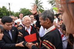Hình ảnh Tổng Bí thư Nguyễn Phú Trọng thăm đồng bào các dân tộc thiểu số xuất hiện trong phim