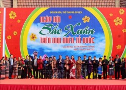 Quyền Chủ tịch nước cùng các đại biểu và đồng bào dân tộc tại Làng Văn hóa   Du lịch các dân tộc Việt Nam