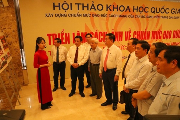 Các đại biểu tham quan triển lãm sách, ảnh về chuẩn mực đạo đức theo tư tưởng, đạo đức, phong cách Hồ Chí Minh.