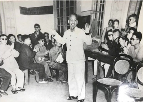 Chủ tịch Hồ Chí Minh thăm và chúc Tết các đồng chí thương binh hỏng mắt (năm 1956)  (Ảnh tư liệu)
